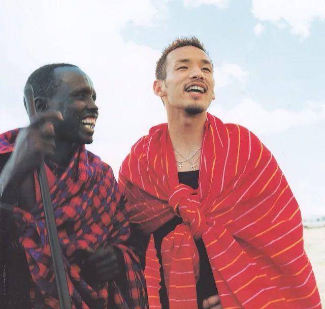 他参与了很多慈善活动,并在海地大地震时捐出珍藏的球鞋,募集捐款.