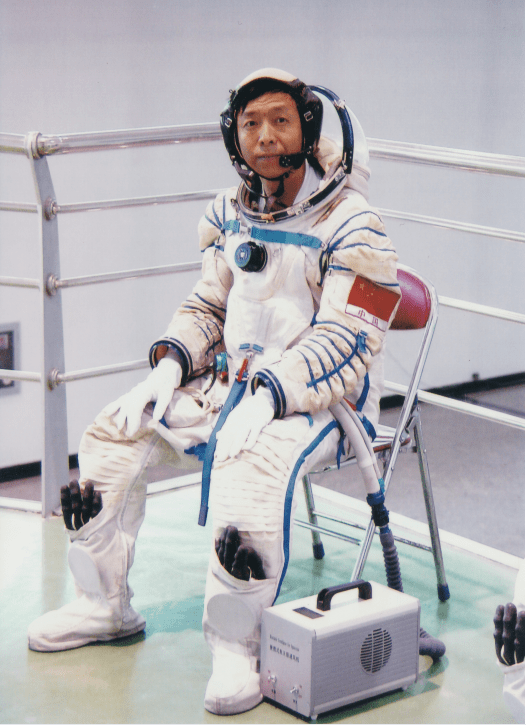 2010年,邓清明成为神舟九号飞行任务备份航天员,可最终遗憾落选;2013