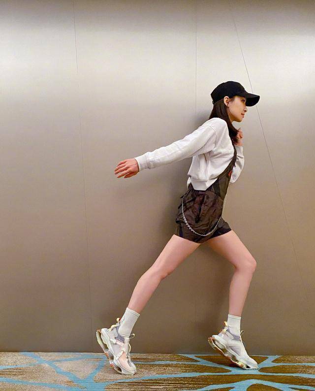 宋茜新造型太帅气,运动卫衣搭配背带短裤,棒球帽潇洒又英气_衬衫_风格