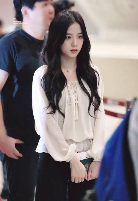 甜美娇俏的jisoo,是blackpink门面担当,就是这腰是不是有点粗?