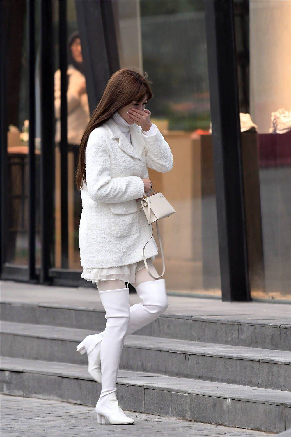 白色粗跟过膝靴,搭配白色丝袜,毛衣和外套都是白色的_效果_美女_款式