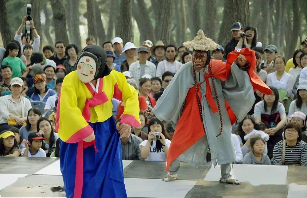 republic of korea韩国的假面剧是一种戴着面具表演的传统舞蹈戏剧,是