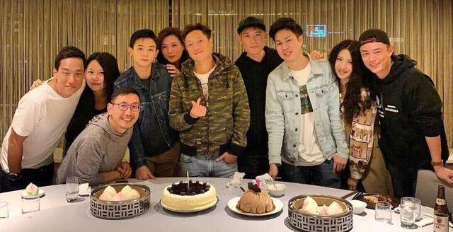 霍建华现好友聚会,身材发福与美女搭肩显亲密,不怕林心如吃醋?