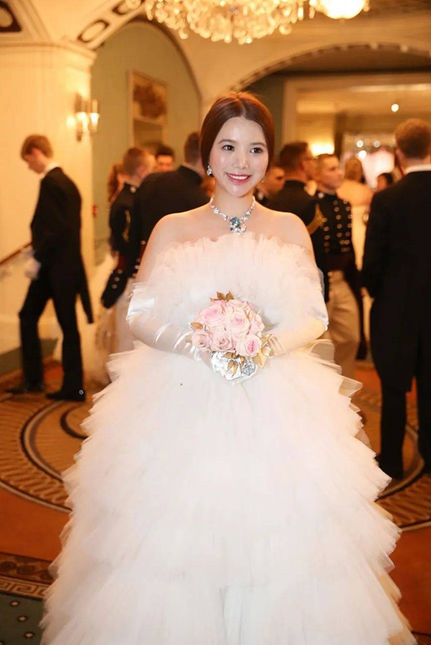 2019年,另一位中国女孩赵梦颖参加了夏洛特女王舞会