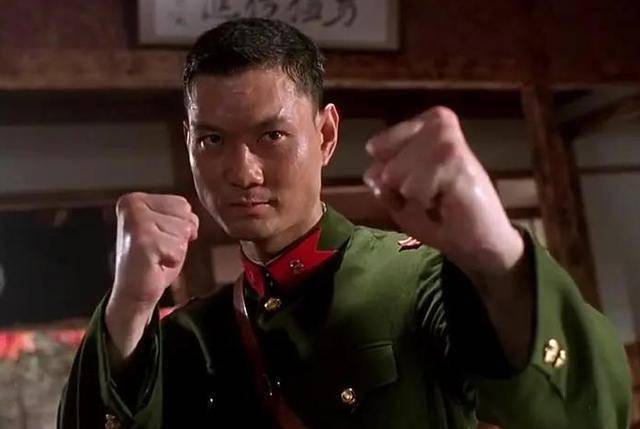 身手了得的周比利,就这样被洪金宝给相中,随即邀请他出演《东方秃鹰》
