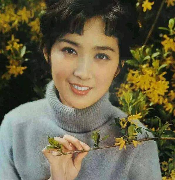 她不是传统美女,却因出众气质和洋气外表,成为80年代最美女演员_龚雪