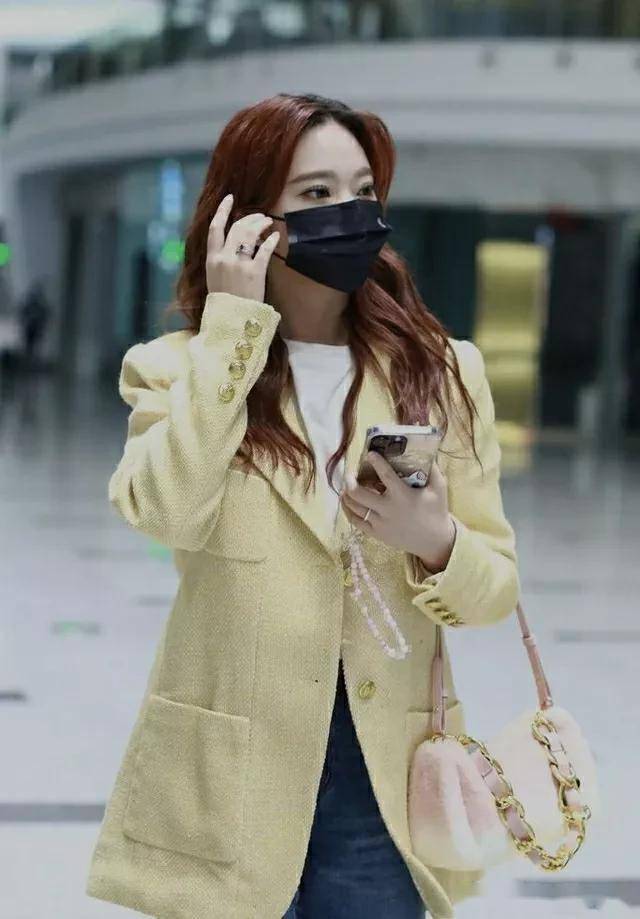 张紫宁穿鹅黄色西服外套清新十足 搭配牛仔裤休闲时尚_北京_机场