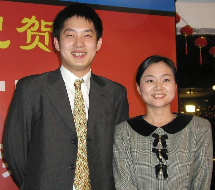 可常昊不愿再放走张璇,就在1999年,23岁的常昊与31岁的张璇结为伉俪
