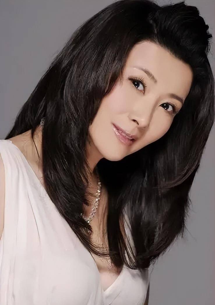 著名演员王静:低调演戏35年,一人撑起母亲晚年,59岁婚姻成谜_斯琴高娃