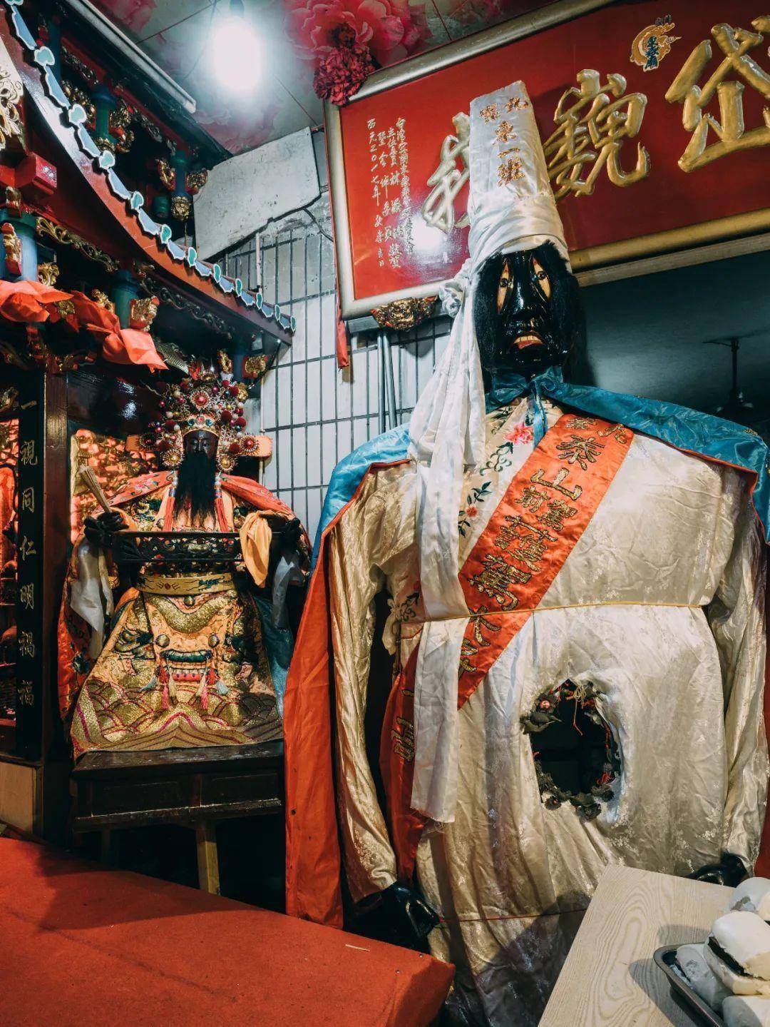 十三堂管委会主任(称堂主或总理),依次跪在温康神像前等待问杯结果