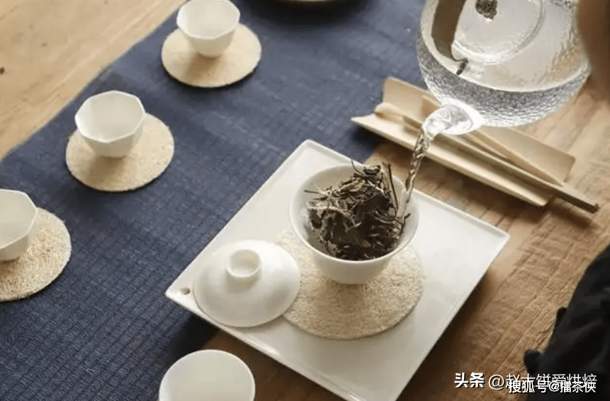 一般在泡綠茶和黃茶的時候,水溫90°c左右就可以了;紅茶和烏龍茶的則