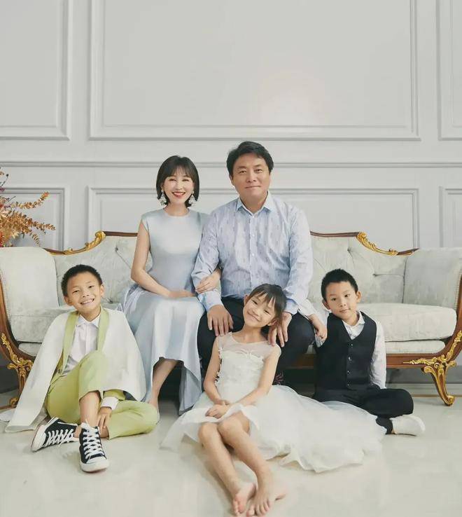 郭靖宇和孩子们穿搭也很随性,岳丽娜站在一家人中格外出挑,如此精致