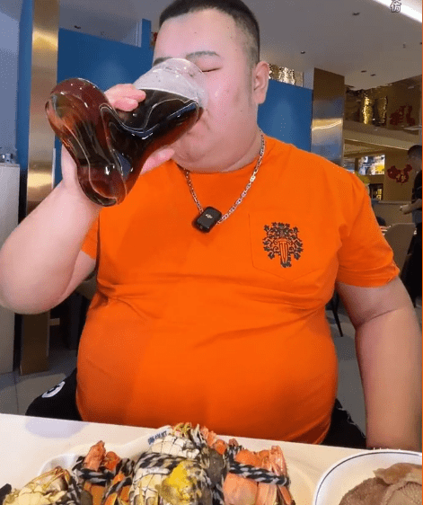 吃播网红樱木花胖长胖100斤,体重已接近泡泡龙,走路困难还要吃_身体