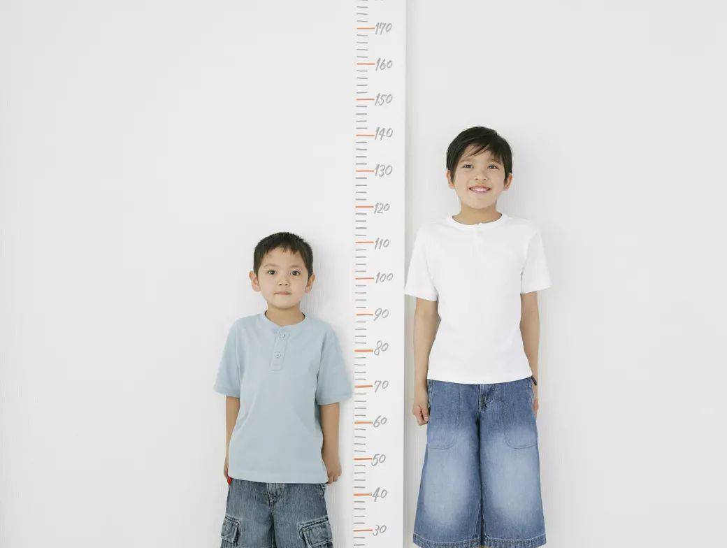 怎样判断孩子的身高有没达到标准(孩子多矮需要去看医生)