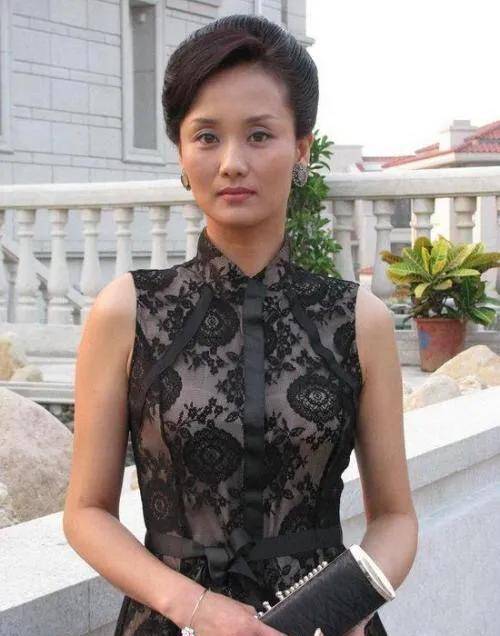 54岁的"富太"李颖,上海女人的精致,旗袍上身气质不减当年_时尚_民国