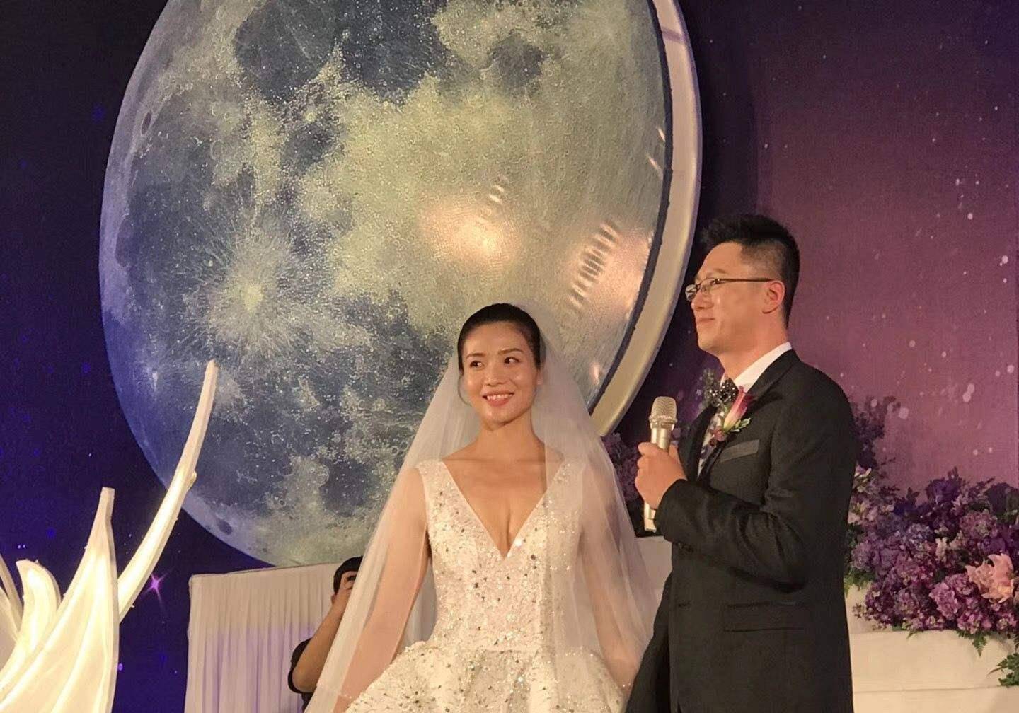 退役后,魏秋月很快就步入了婚姻殿堂,她的丈夫是中国女排的助理教练