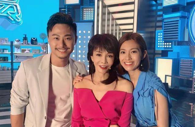 王浩信敷衍恭喜老婆心不在焉全程自恋,yoyo看透老公秉性选择无视