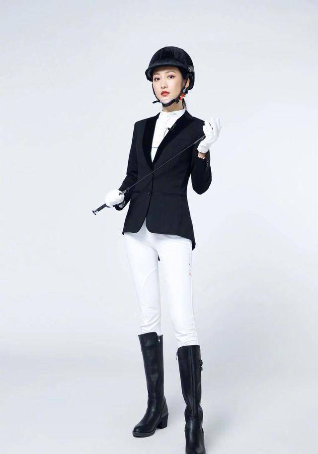 王鸥穿西装搭配长筒靴,海军帽,酷帅风十足,很具时尚感_显得_黑色_白色