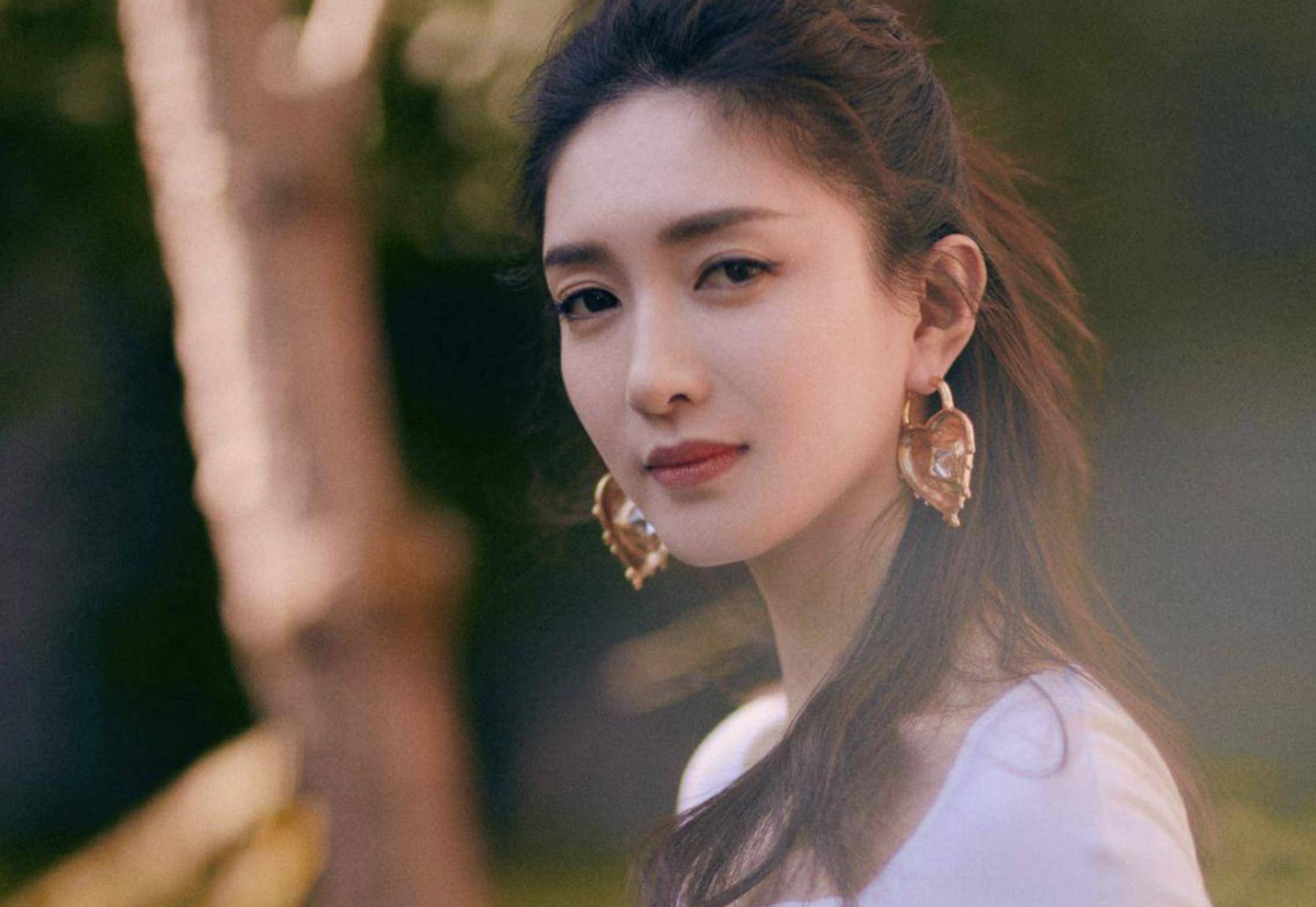 "烈焰红唇"江疏影的伤心爱情,莫名当"小三",与胡歌热恋分手
