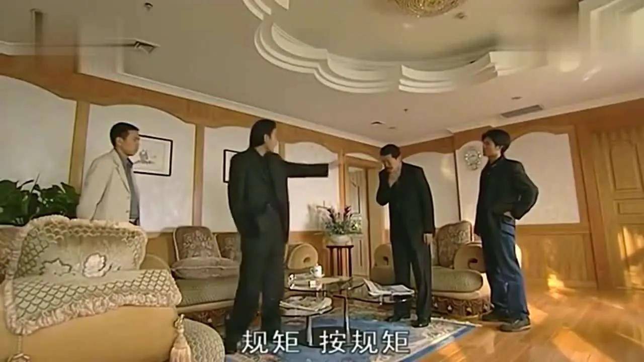 张世豪对峙,彭家驹都曾流露过这样一个态度:按规矩,你会绑架别人家的