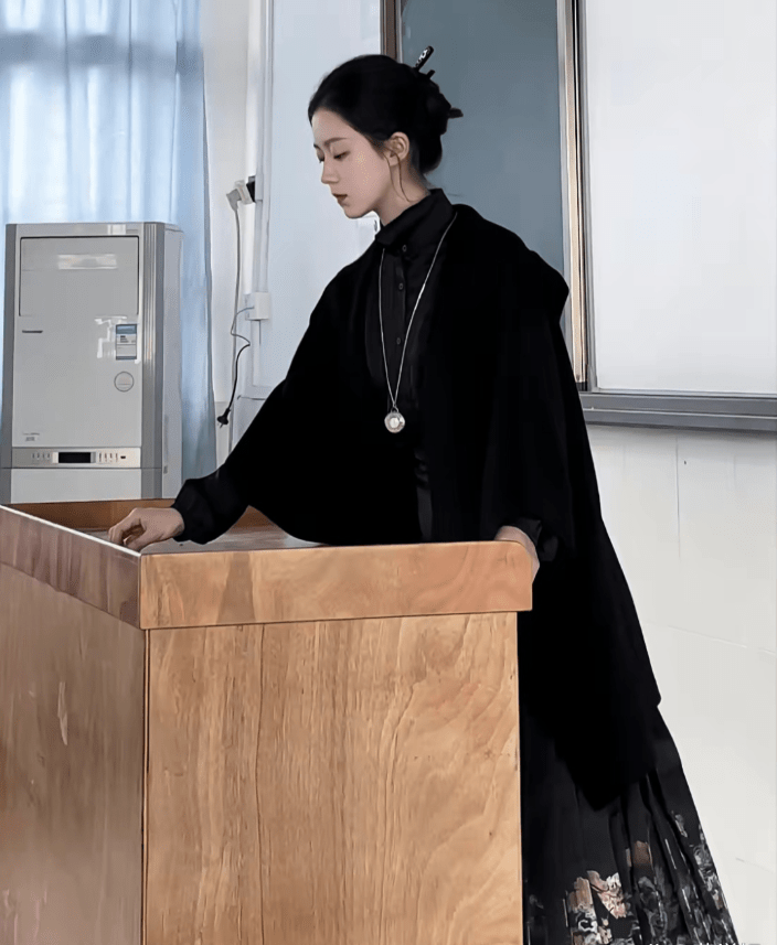 美术老师走红,侧脸好似"丽颖",可网友发现:这是"讲台媛"_工作_学科