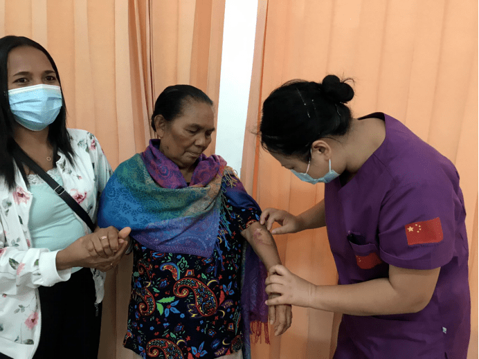 她在东帝汶掀起"中医热"_何玲娜_治疗_amaral