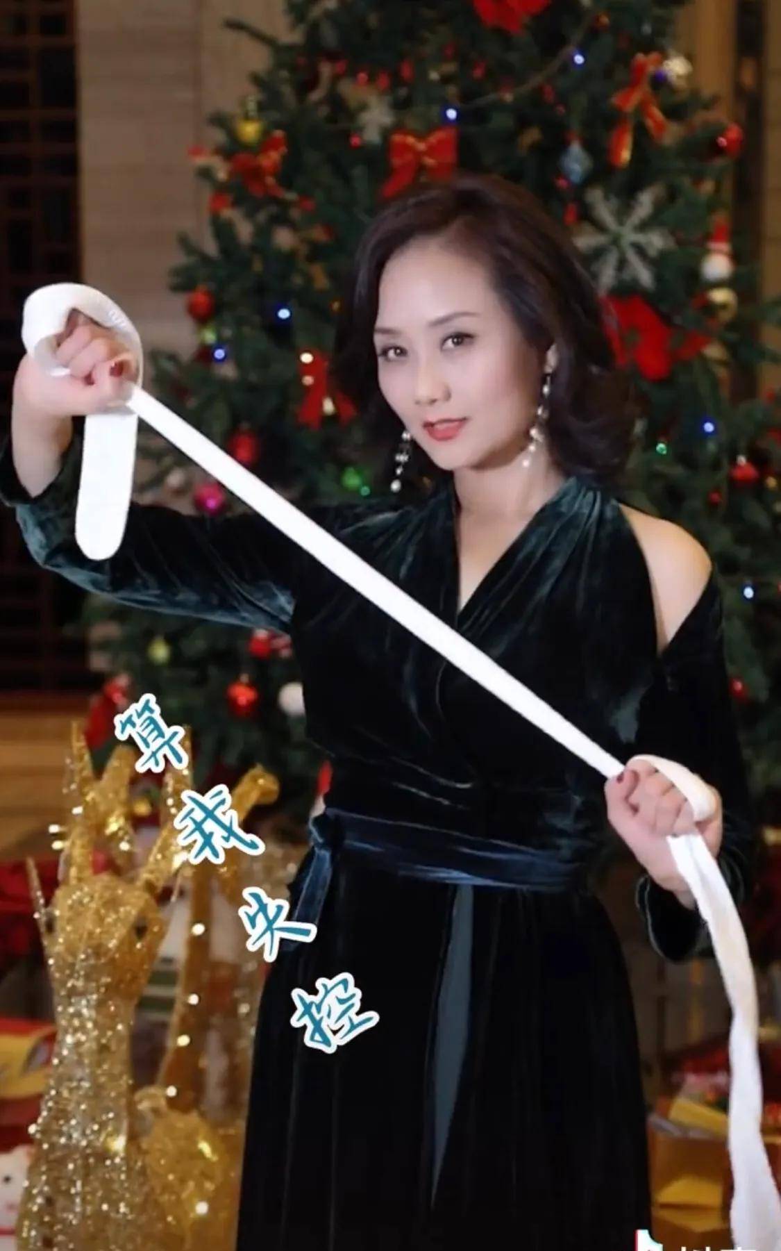 54岁的"富太"李颖,上海女人的精致,旗袍上身气质不减当年_时尚_民国