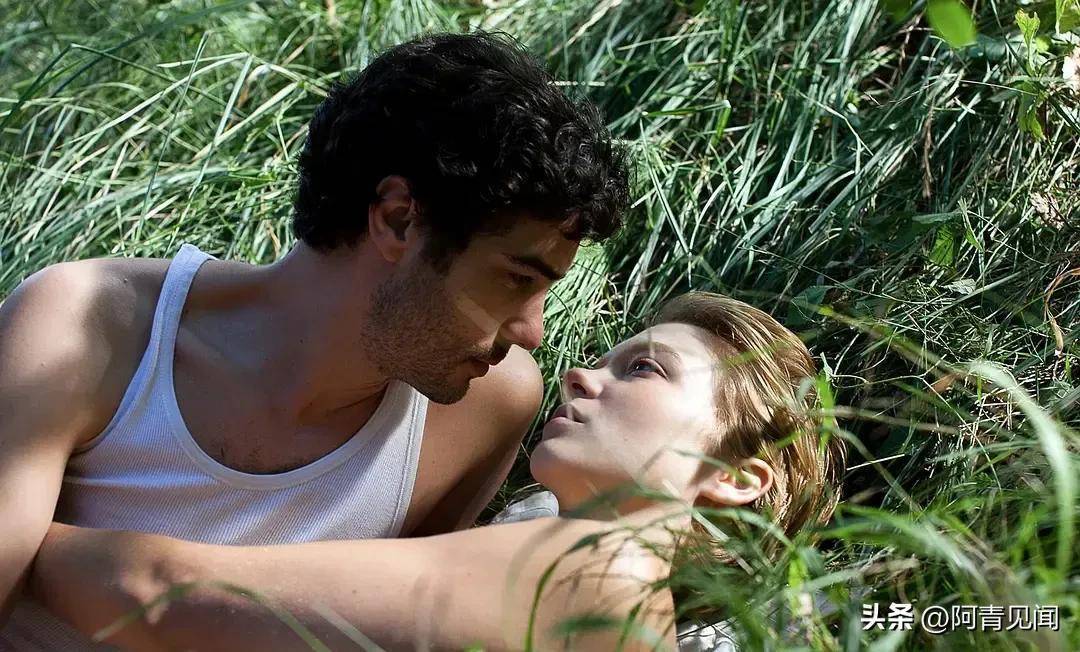 约会之名趁机到荒草地中纵情声色……蕾老师几乎全片牛仔短裤加紧身衣