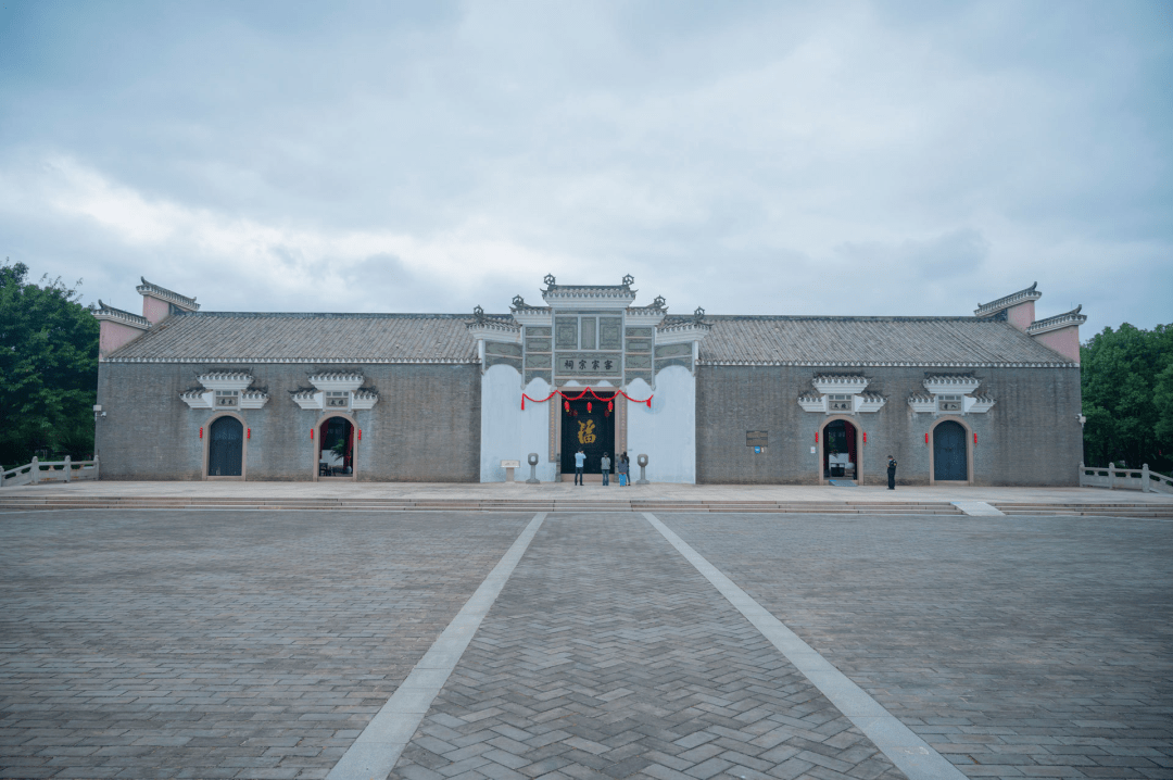 秋日的天空宛如水洗蓝色,我们走进江西客家博物院,那座展示着客家先民