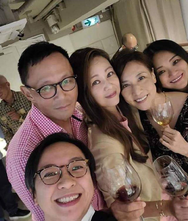 照片中的王馨平已经52岁了,跟著名演员曾江一起合影,富豪老公李家辉也