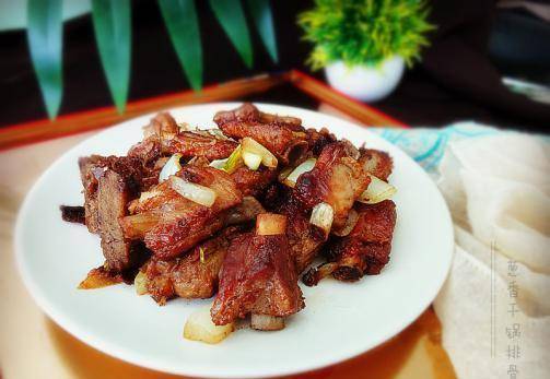 干锅葱香排骨,简单易学好操作,干香味美特下饭,比红烧排骨好吃_洋葱