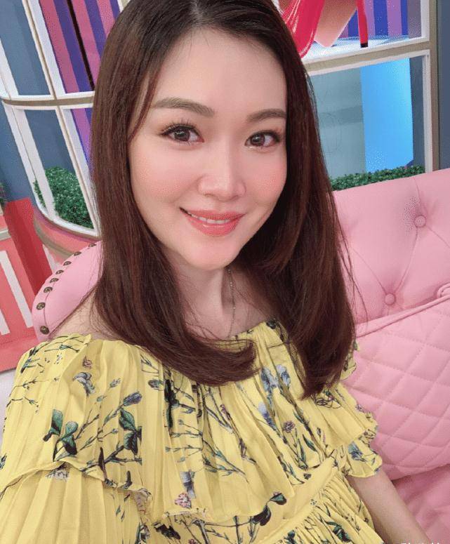 当年两人的感情也是发展顺利,黄有龙还帮助叶翠翠开发地产项目,本以为