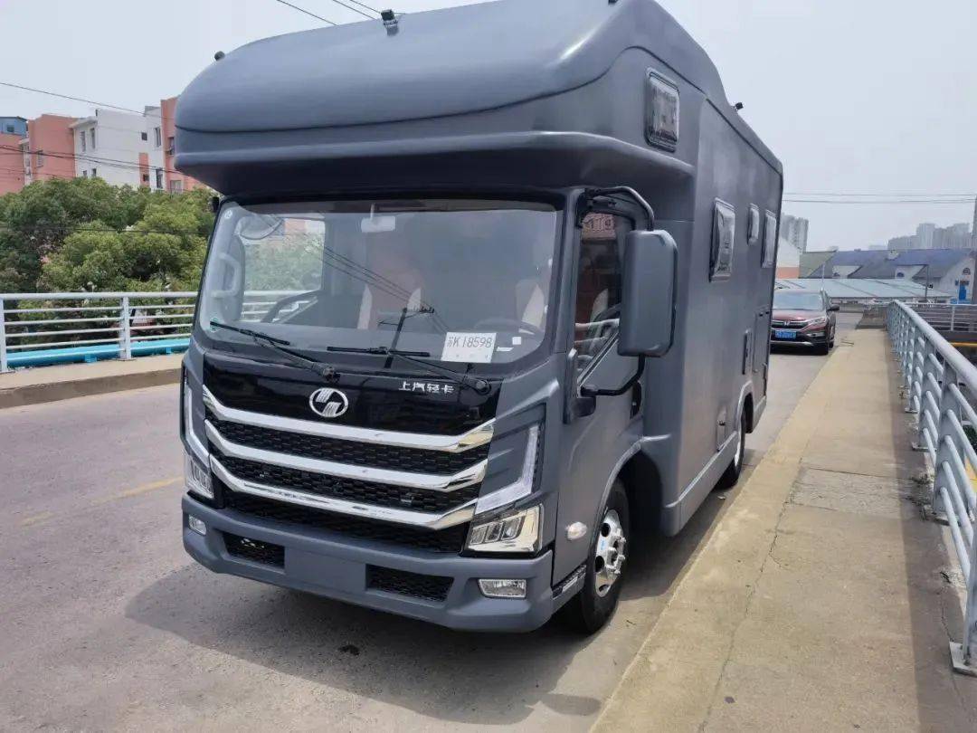 汇斯诚跃进h500 轻卡底盘空间感 水电充足设施全 尽享旅途烟火诗意