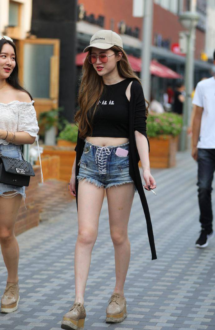 街拍美女:超短热裤是标准的搭配方式了,这样更易呈现出身材优势_时尚