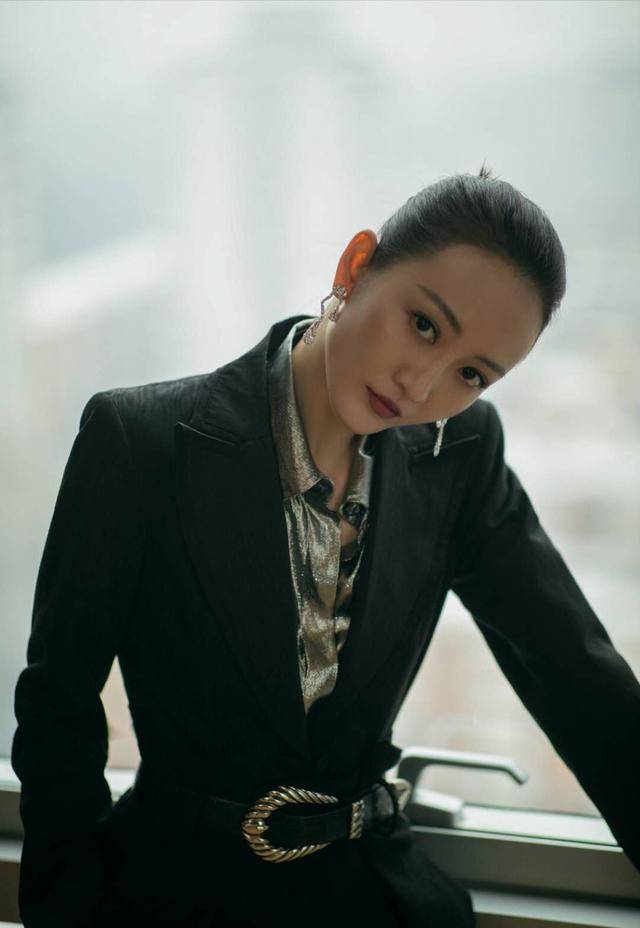 超slay,王鸥的头骨圆圆的,侧颜更加精致小巧,妥妥女老板的既视感