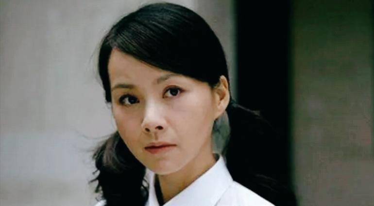 21岁的何琳在《一年又一年》中饰演陈家的小女儿陈小欧,走在时代前端