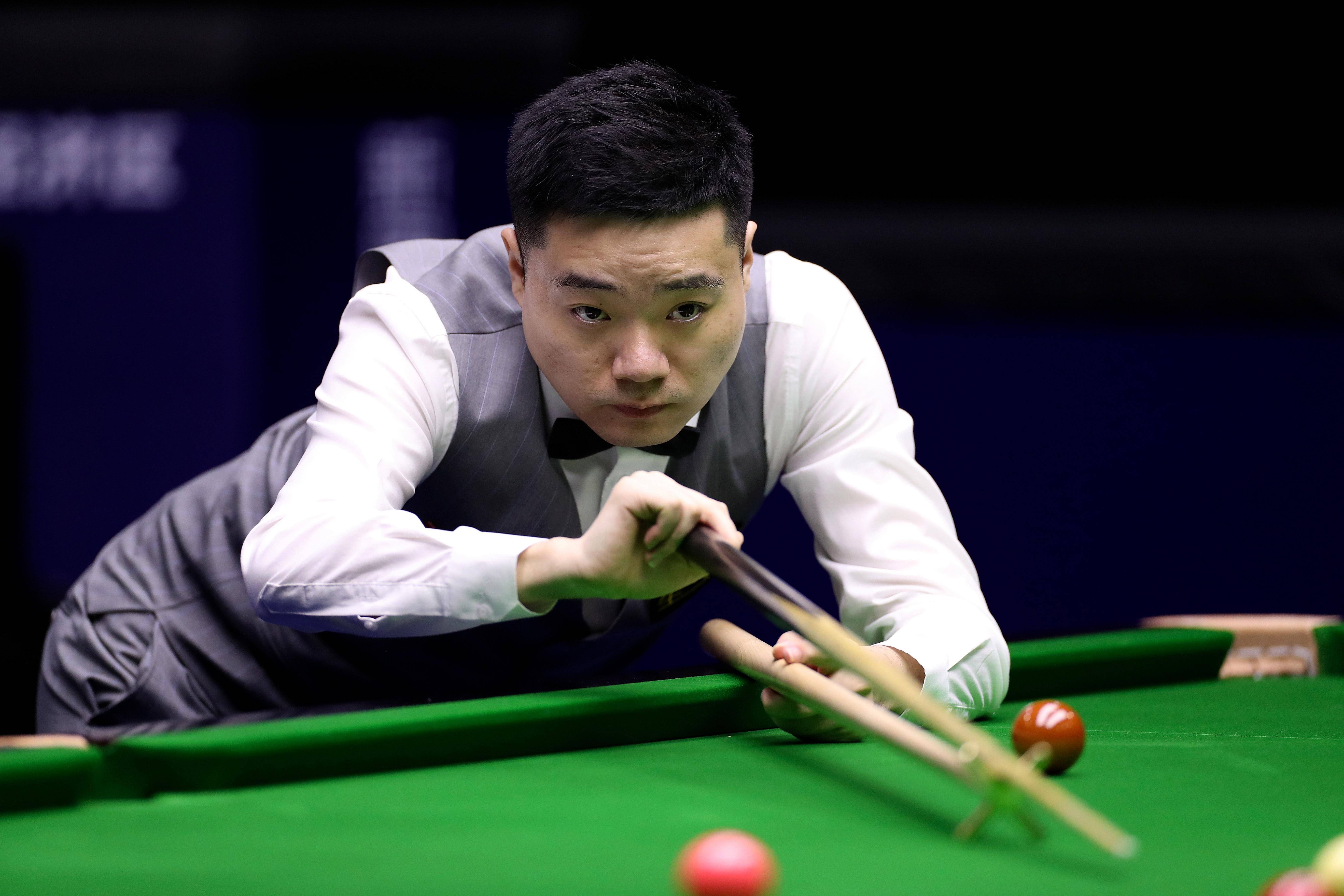 1993年,年仅6岁的丁俊晖替父参赛,打败了市内的一位台球高手,自此有了