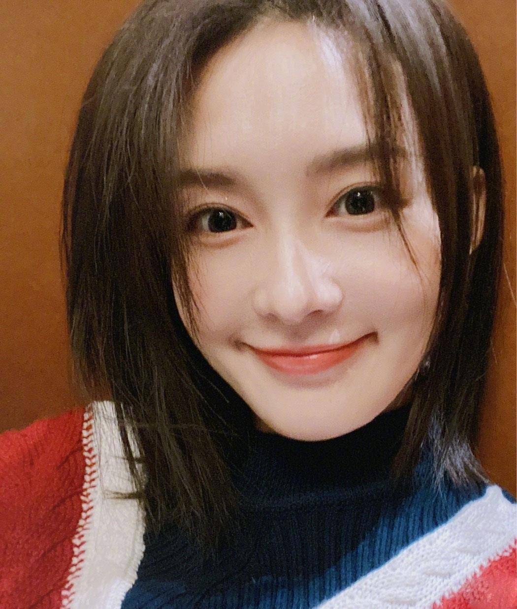 李沁把长发剪成"露额锁骨发",减龄又显脸小,也太美了吧!