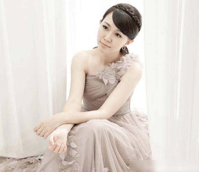 昔日女神时隔多年再次复出,模样依旧,世人不相信是真人_卓依婷_舞台