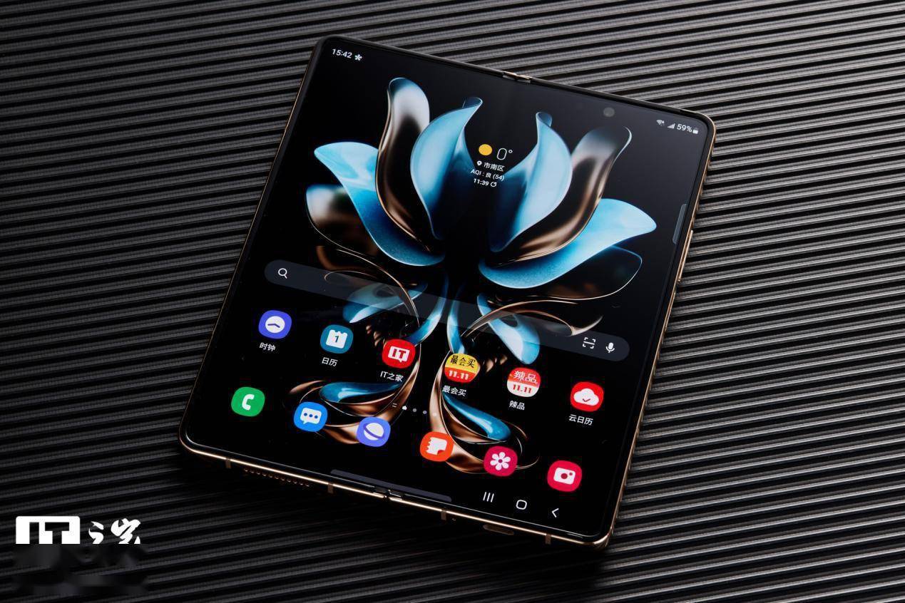 【it之家开箱】三星心系天下 w23 手机图赏:黑金折叠,奢华尊贵