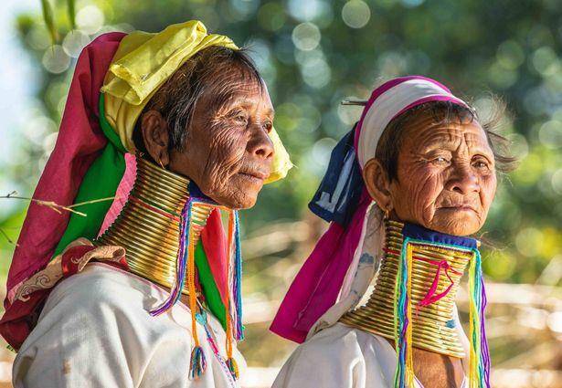 在罕见的部落里,年仅5岁的女孩脖子上戴着22厘米的黄铜线圈来拉长脖子