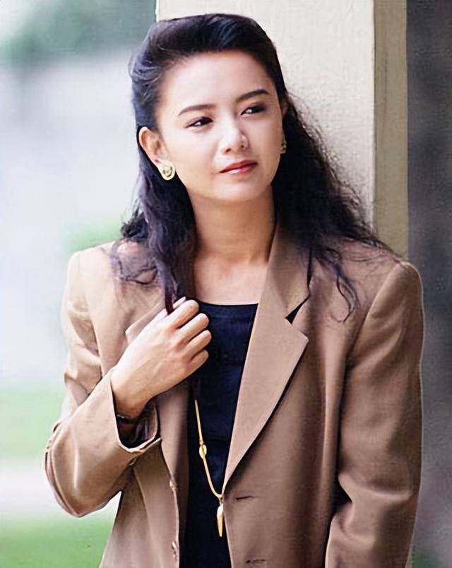 曾华倩:初恋梁朝伟,和富豪老公离婚后,将儿子培养成游泳冠军_林肇基