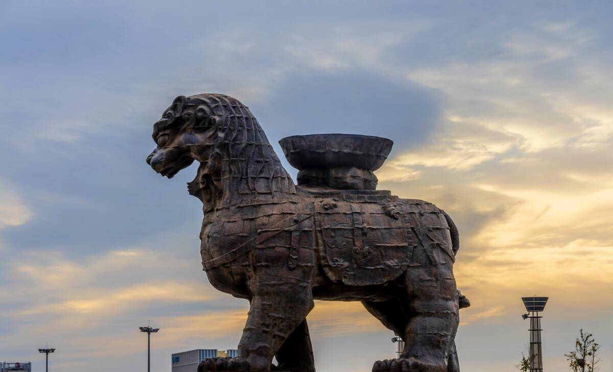 很多人对沧州铁狮子印象深刻,千年历史的铁狮子饱经风霜而屹立不倒,从