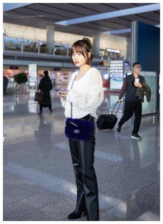 张嘉倪这次穿搭造型翻车,白色上衣搭配皮裤俗气,全靠颜值撑场_时尚_深