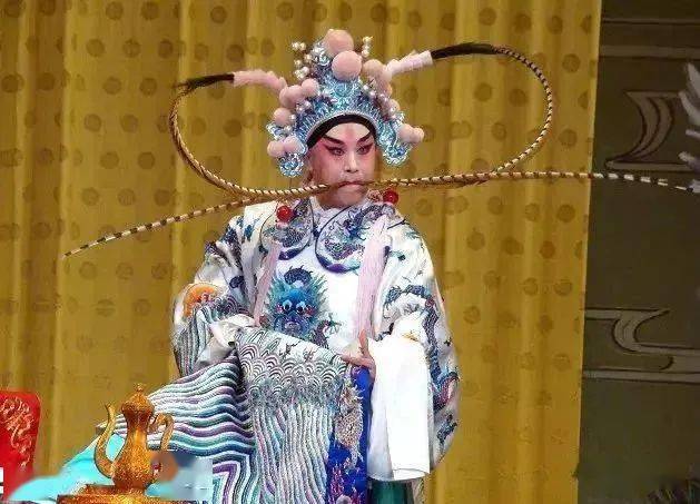 二,刚强婀娜,武艺高强的女将.如樊梨花,穆桂英,刘金定等.