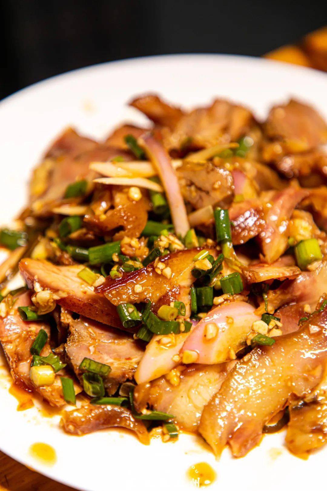 而其中,猪头肉可自成主角,拌入洋葱,香菜,蒜泥增味,q弹爽脆,下面是一