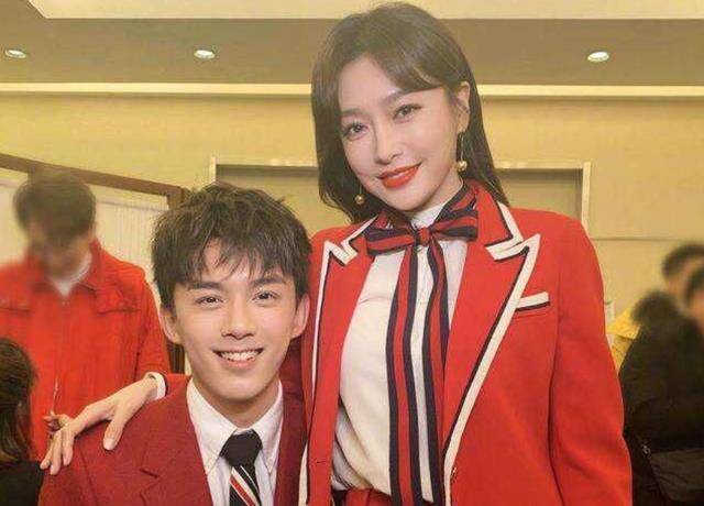 10岁吴磊和30岁秦岚合影,20岁吴磊和40岁秦岚合影,岁月不饶人_明星