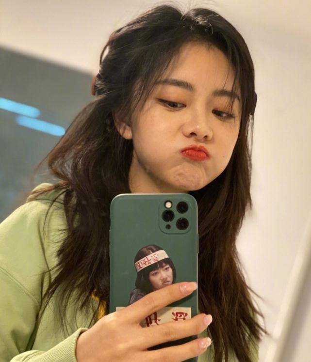 30岁谭松韵晒自拍美照,原相机下的娃娃脸抢镜,确定不是18岁?