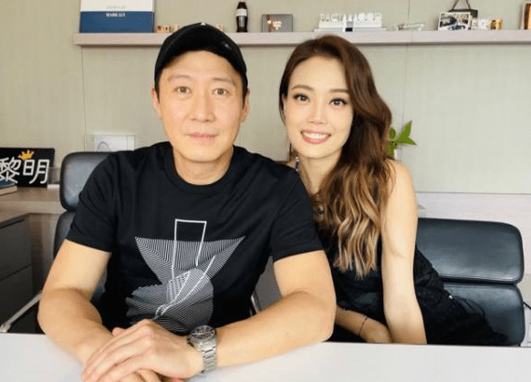 港媒曝54岁黎明宣布再婚,罕见表白太太,首度承认其天王嫂身份_音乐会