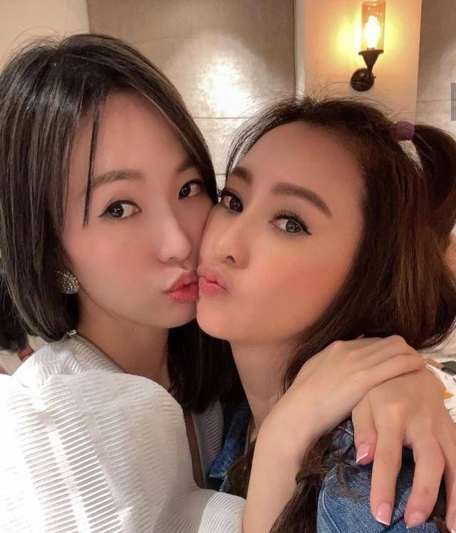 50岁苏见信提前庆生,与前女友weiwei甜蜜依偎,举止亲密仍像恋人_关颖